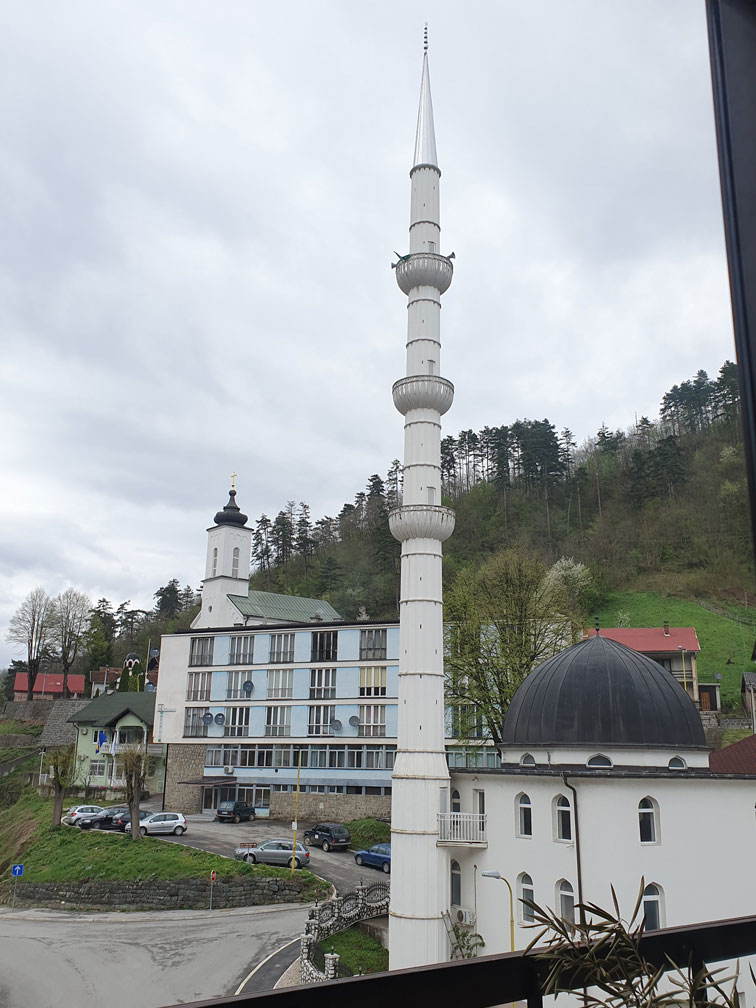 Srebrenitsa’da birbirine komşu cami ve kilise