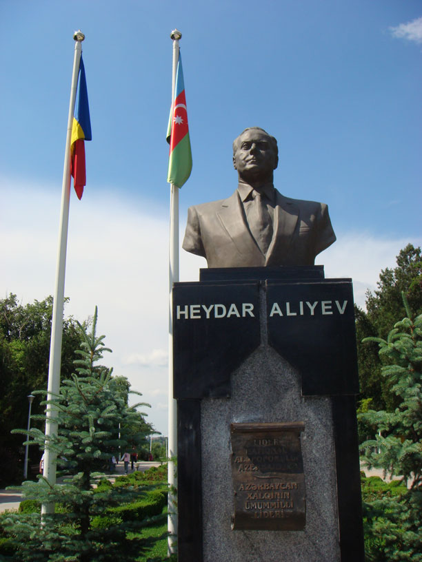 Tei Parkı'nda Haydar Aliyev'in büstü
