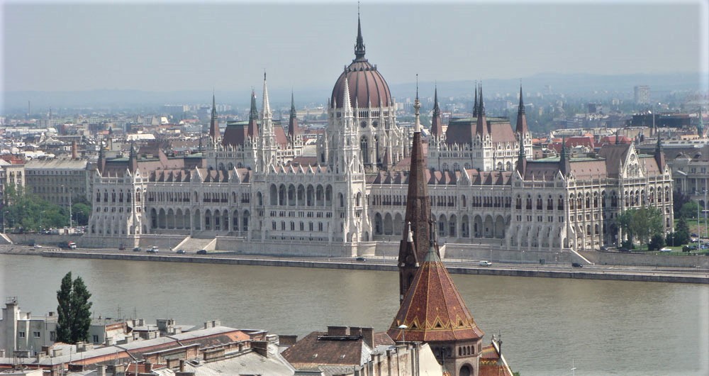 Tuna kıyısında Macaristan Parlamento binası