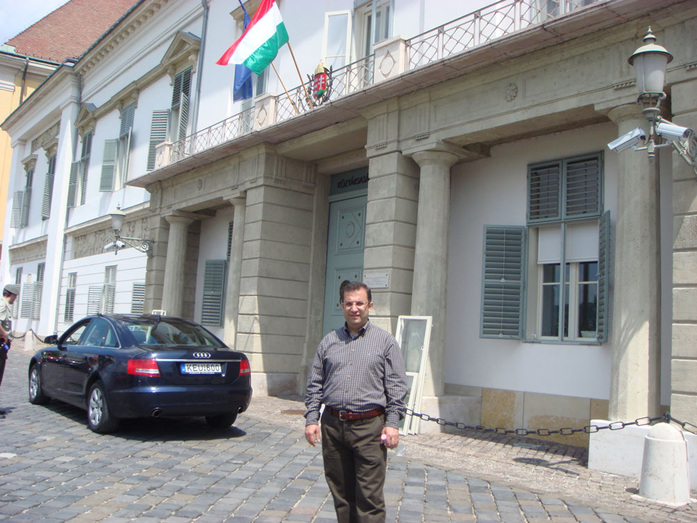 Burası Macaristan Cumhurbaşkanlığı’nın giriş kapısı