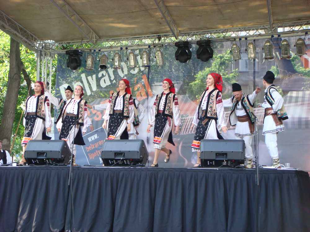 Macar halk dansı gösterisi