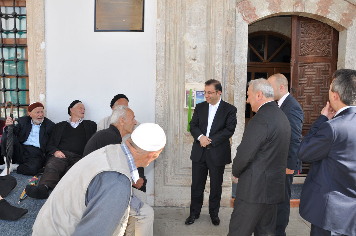 Fatih Camii çıkışında cemaatle sohbet