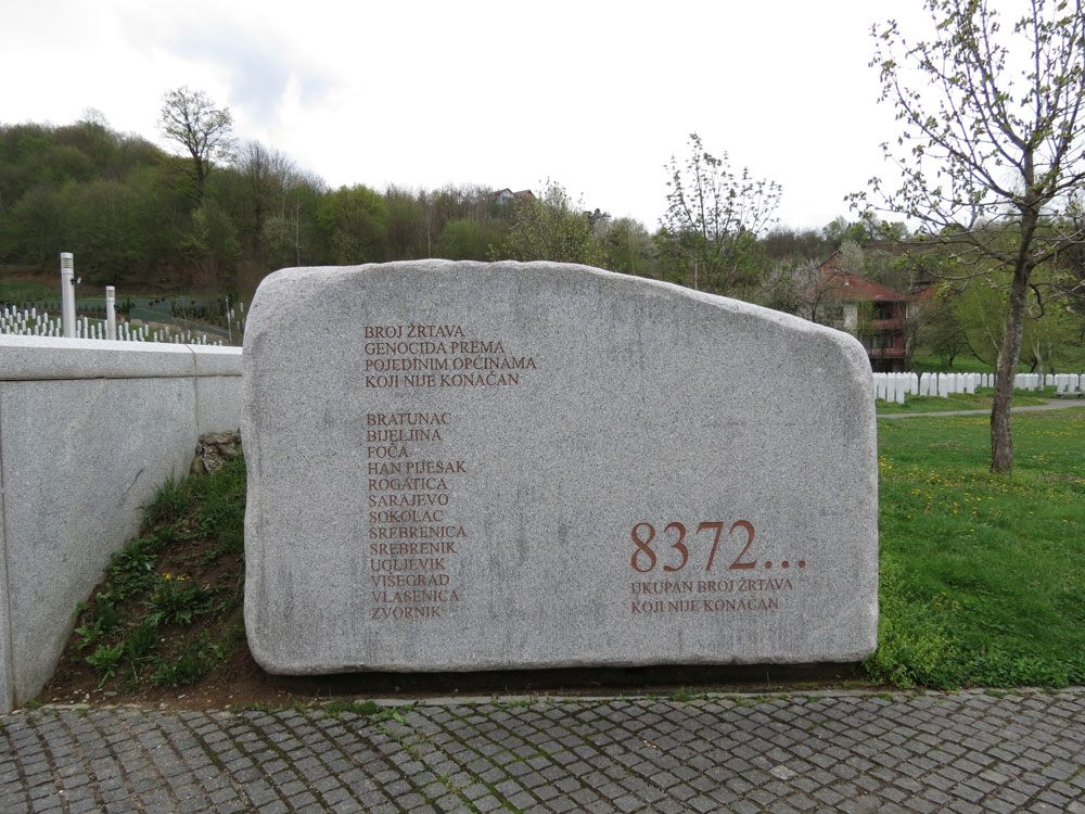 Srebrenitsa Şehitliği'nin girişindeki kitabe