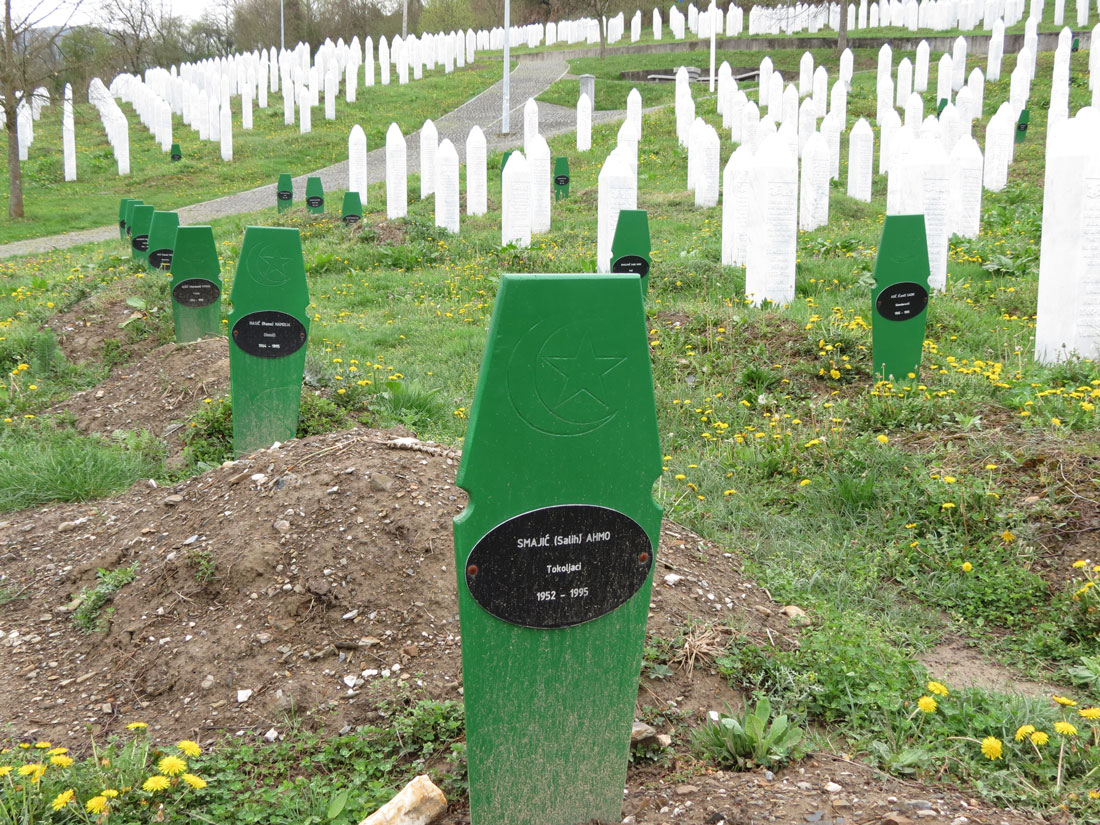 Srebrenitsa Şehitliği'de eski ve yeni mezarlar