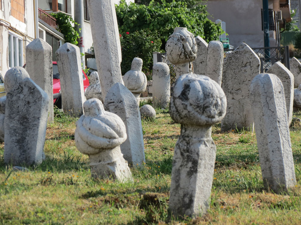 Kovaçi Şehitliği'nde Osmanlı mezar taşları