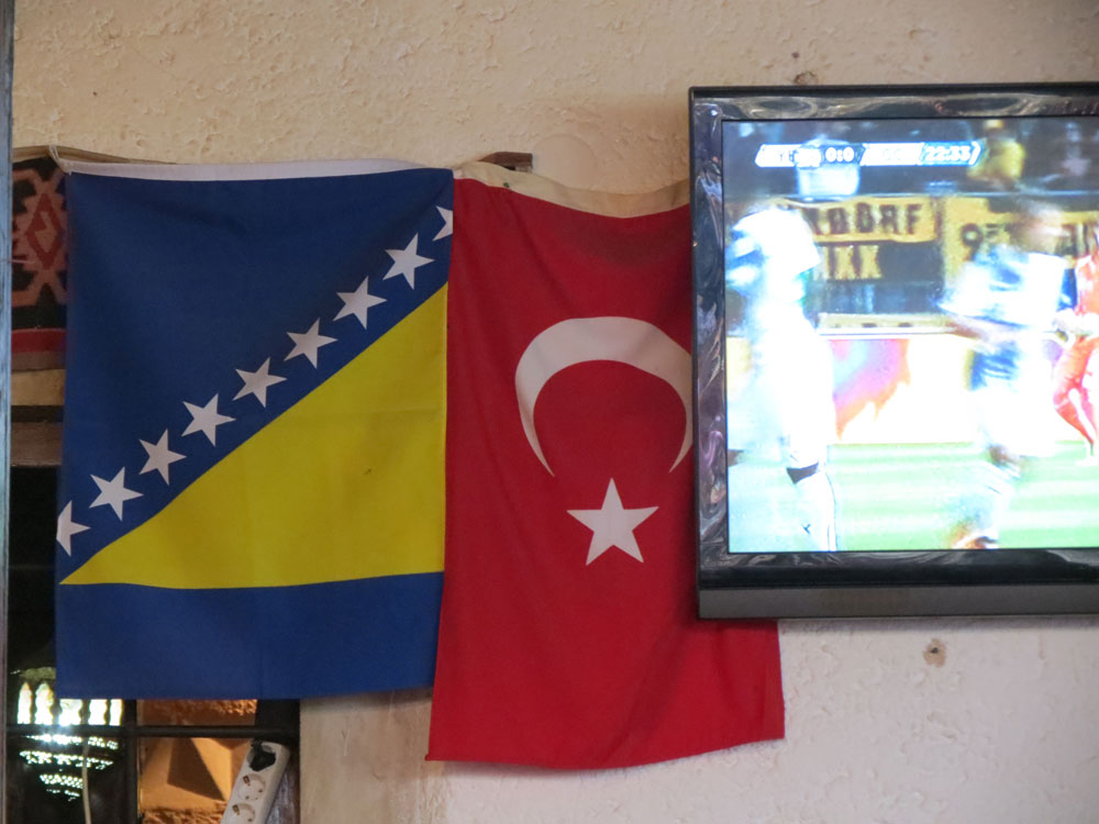 Birbirlerine çok yakışan bu iki bayrağı Bosna'da her yerde  yan yana görmek mümkün