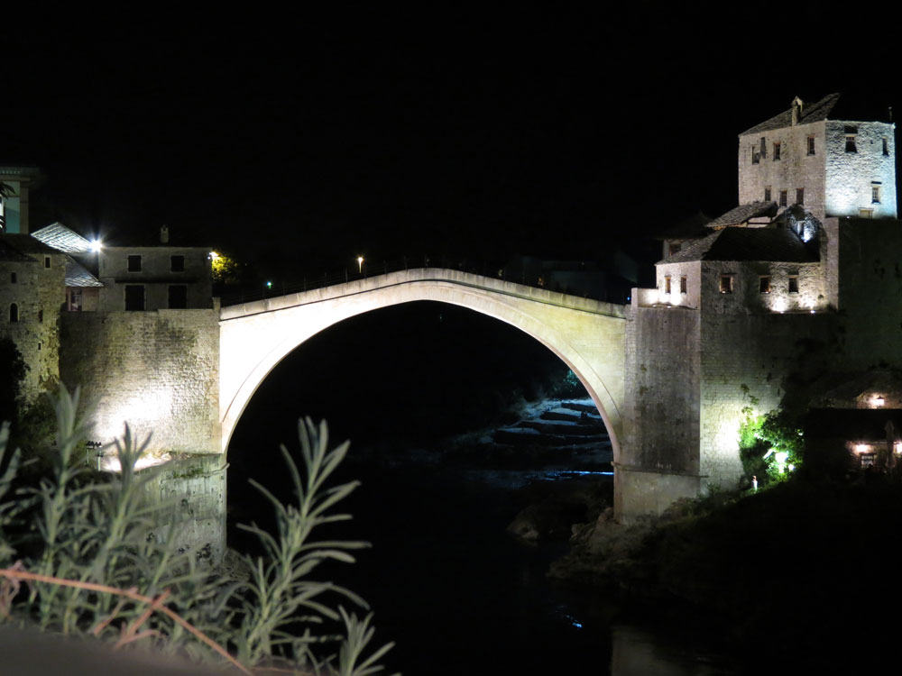 Mostar Köprüsü gece bir başka güzel...