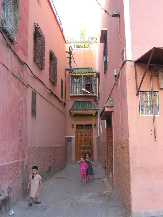 Medina sokaklarında oynayan çocuklar