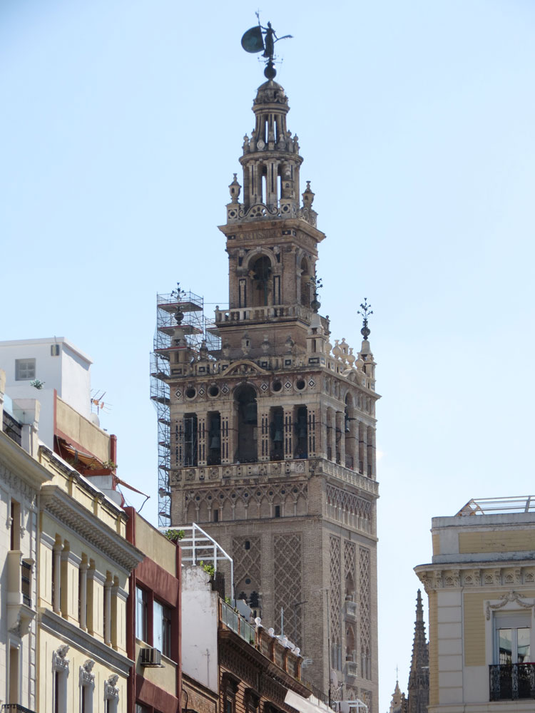 Minare iken Katedral'in çan kulesine çevrilen Giralda