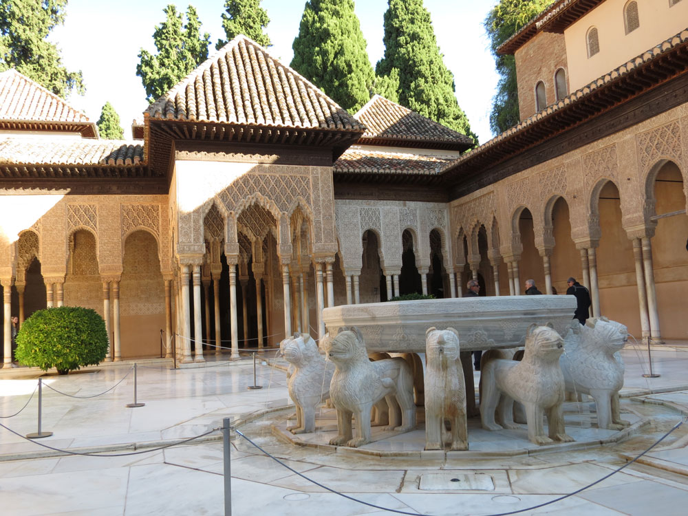 Nasrid Sarayı'nın içerisindeki Aslanlı Salon