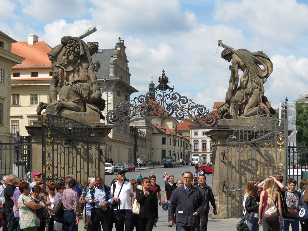 Prag Kalesi'nin kapılarından biri