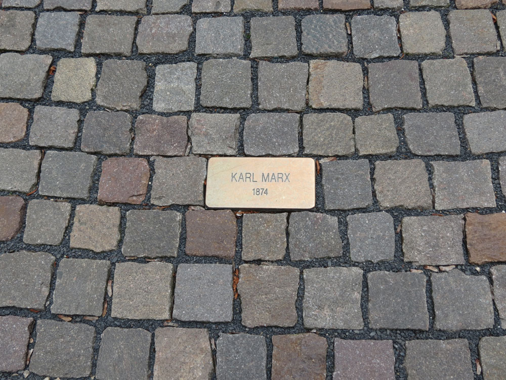 Karlovy Vary'ye yolu düşenleri adları zemine böyle işlenmiş