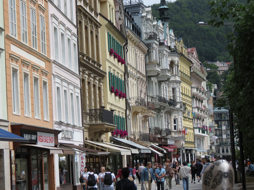 Karlovy Vary'nin renkli binaları
