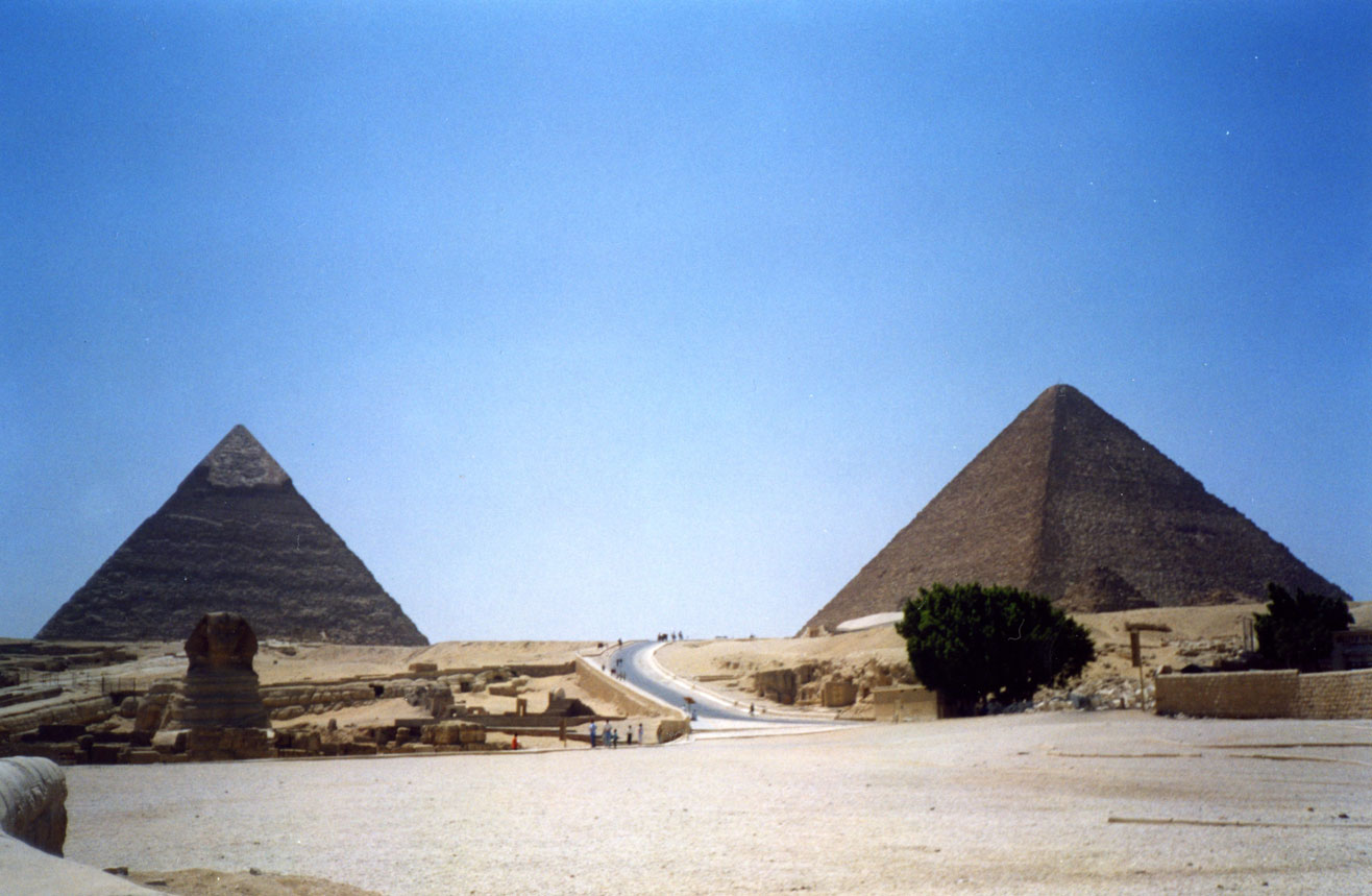 Gize bölgesinde Keops ve Kefren Piramitleri, en önde ise Sfenks