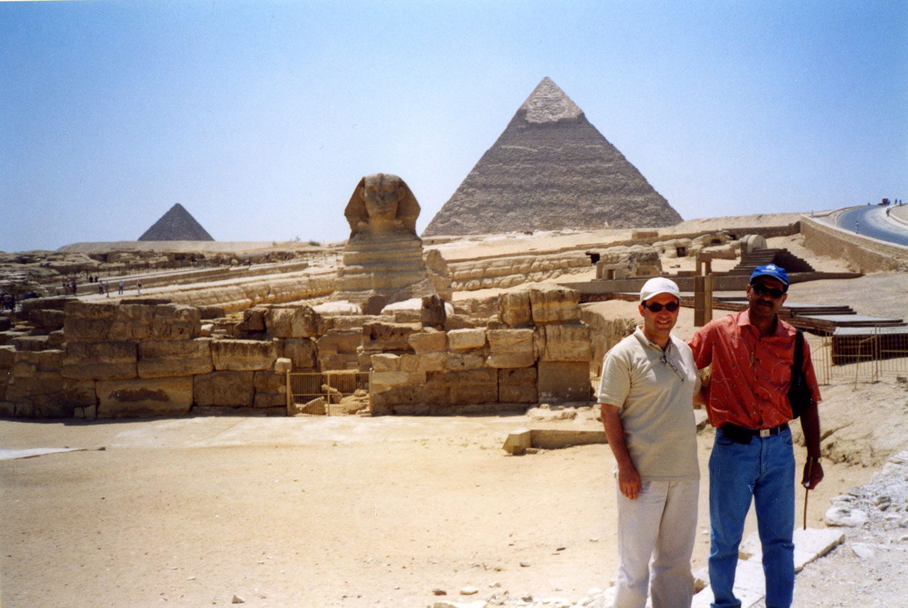 Sfenks ve Piramitlerin önünde rehberimizle