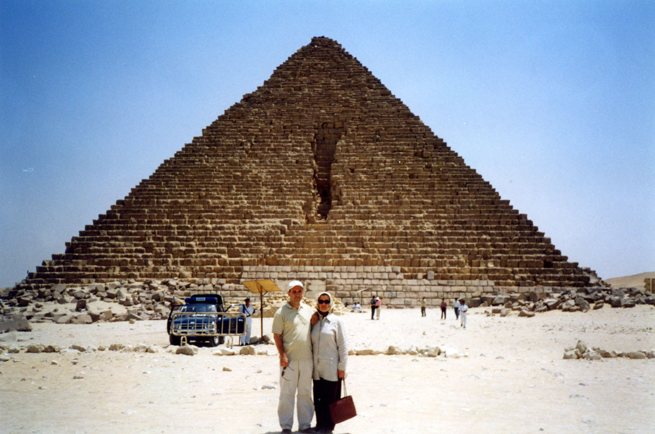 Keops Piramidi önünde poz
