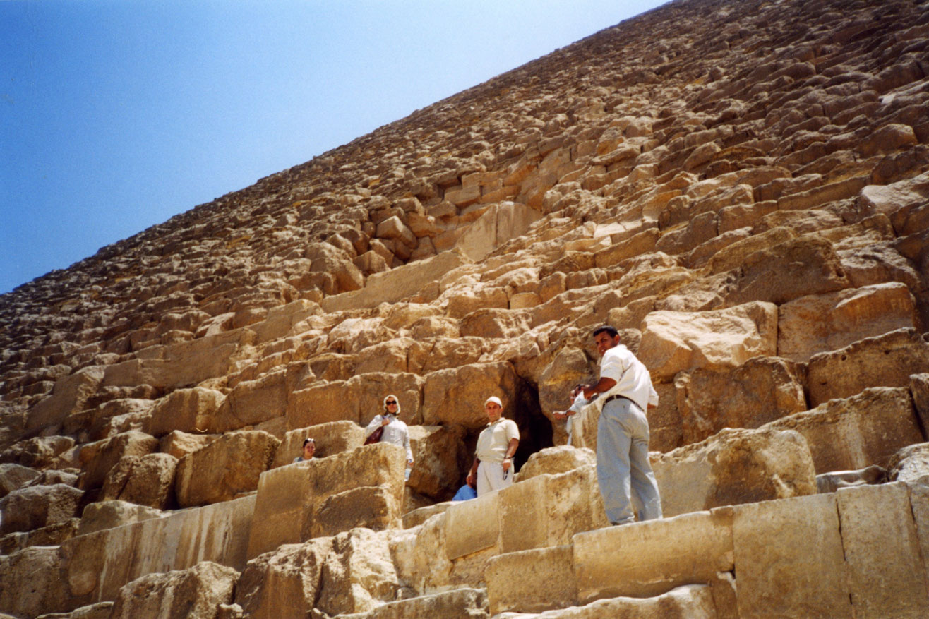 Keops Piramidi'nin giriş kapısında