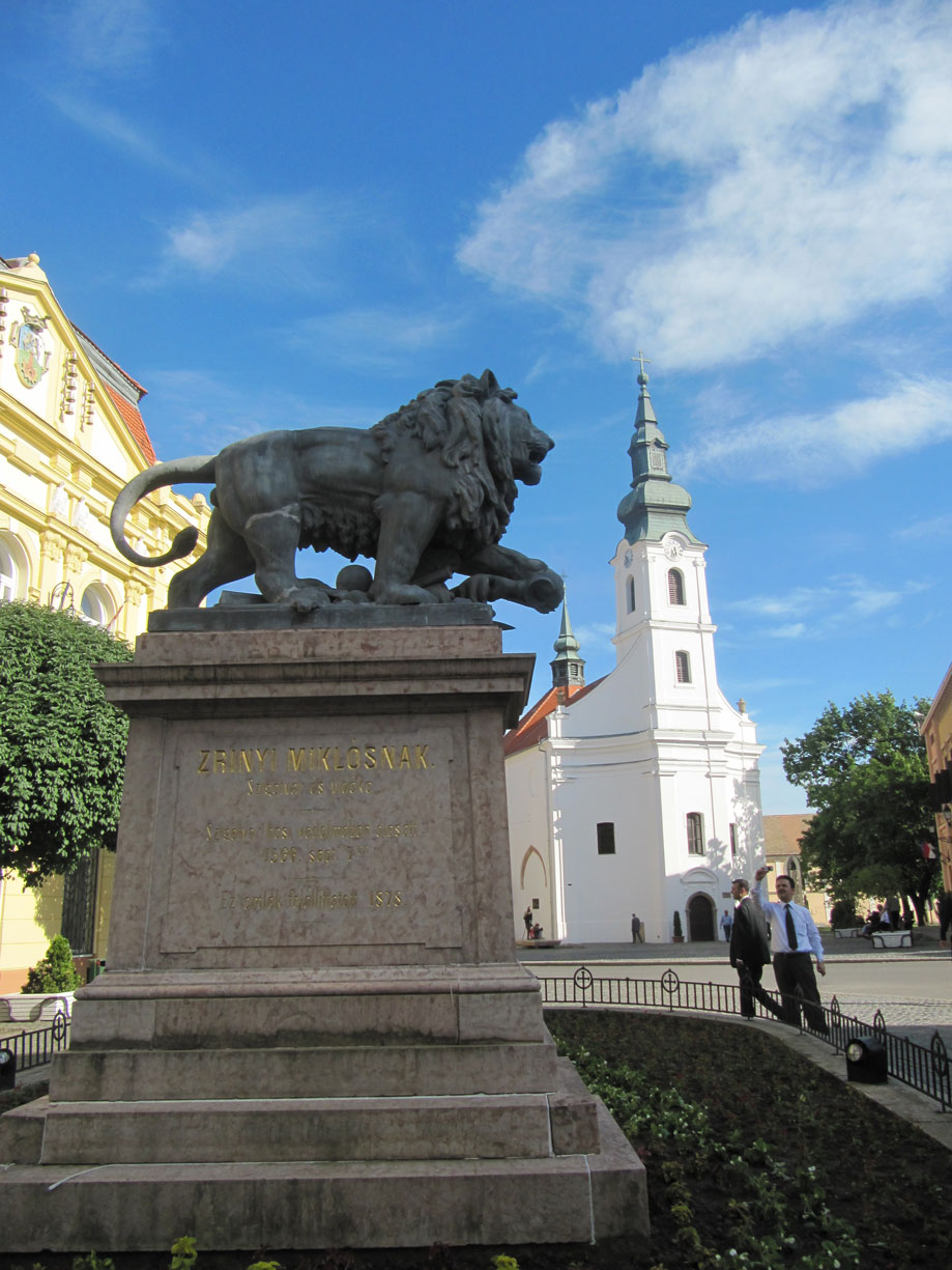 Zigetvar’da Miklós Zrínyi adına yapılmış heykel, arkaplanda ise Ali Paşa Camii yıkılarak yerine yapılan kilise