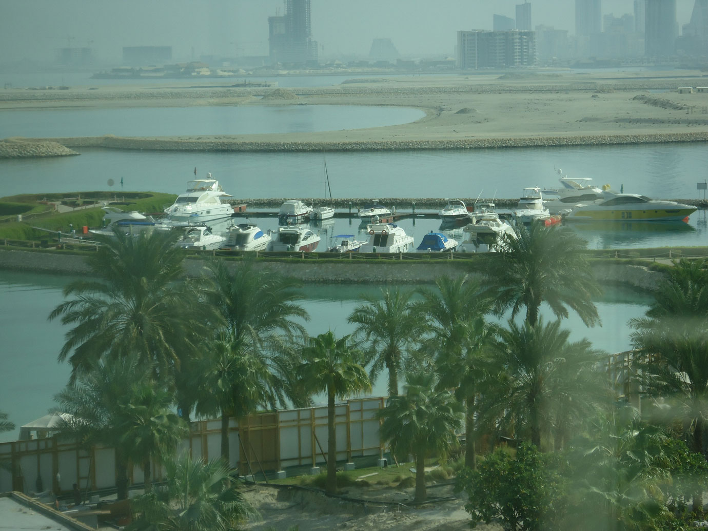 Manama'da deniz doldurularak elde edilen kıyı yapıları