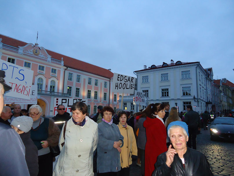 Parlamento önünde gösteri yapan amca ve teyzeler