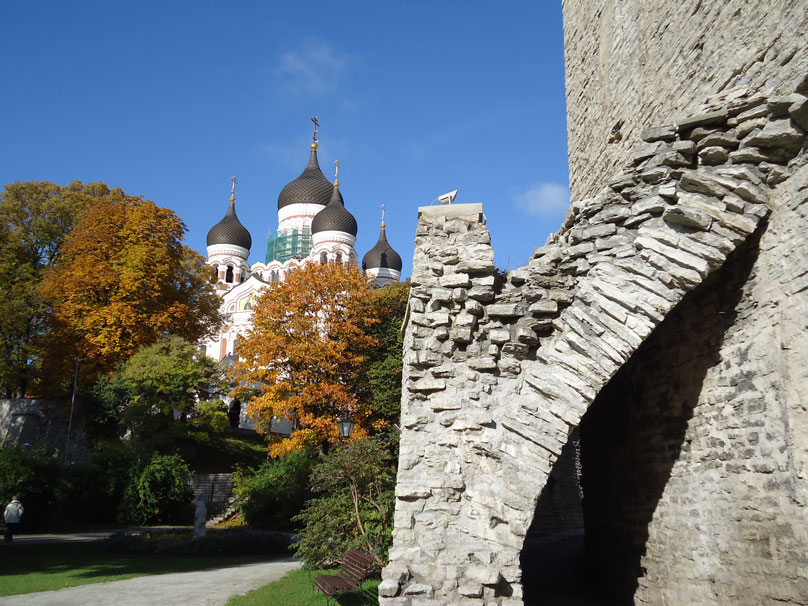 Tarihi surlar ve geride Aleksander Nevski Katedrali