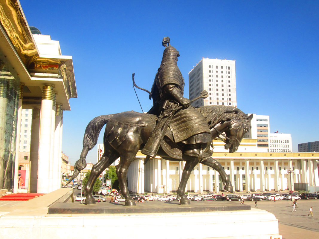 Hükümet Merkezi önünde Moğol savaşçısı heykeli
