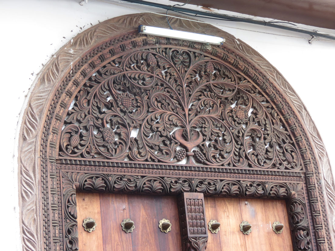 Ünlü Zanzibar kapılarına hşap işlemeli bir örnek