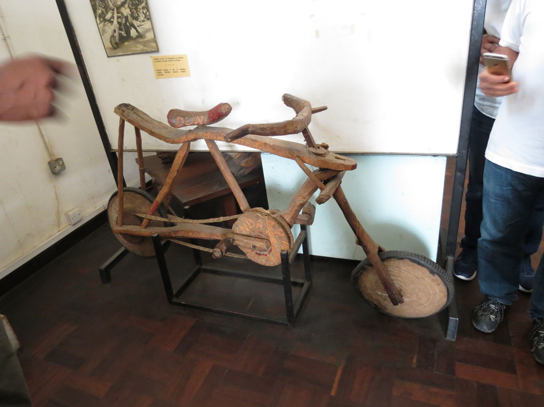 Tanzanya Milli Müzesi'nde sergilenen ahşap bisiklet