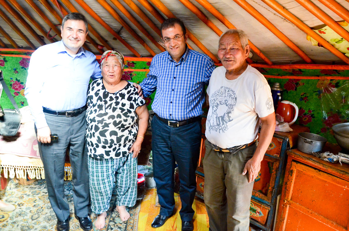 Büyükelçimizle birlikte ger'lerine misafir olduğumuz yaşlı Moğol çifti