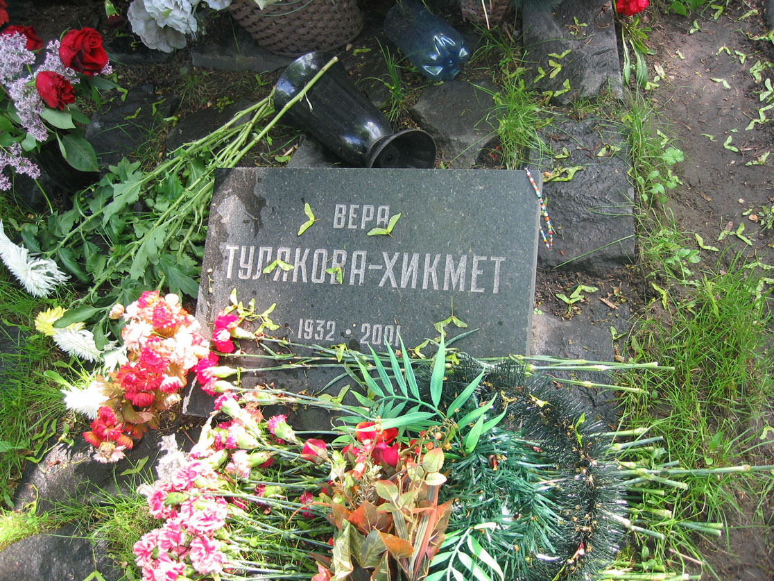Nazım'ın eşi Vera Tulyakova-Hikmet'in mezarı