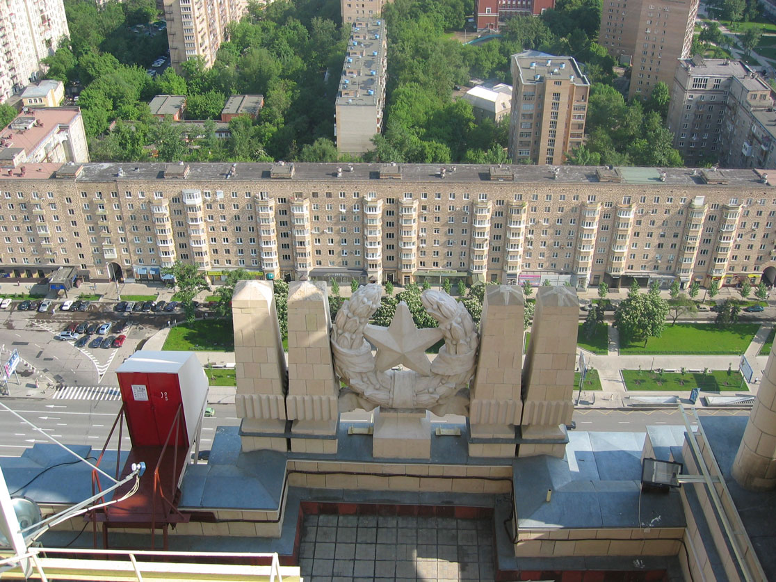 Binanın tepesinden komünizmin iki sembolü: Kızıl Yıldız ve sosyal konutlar
