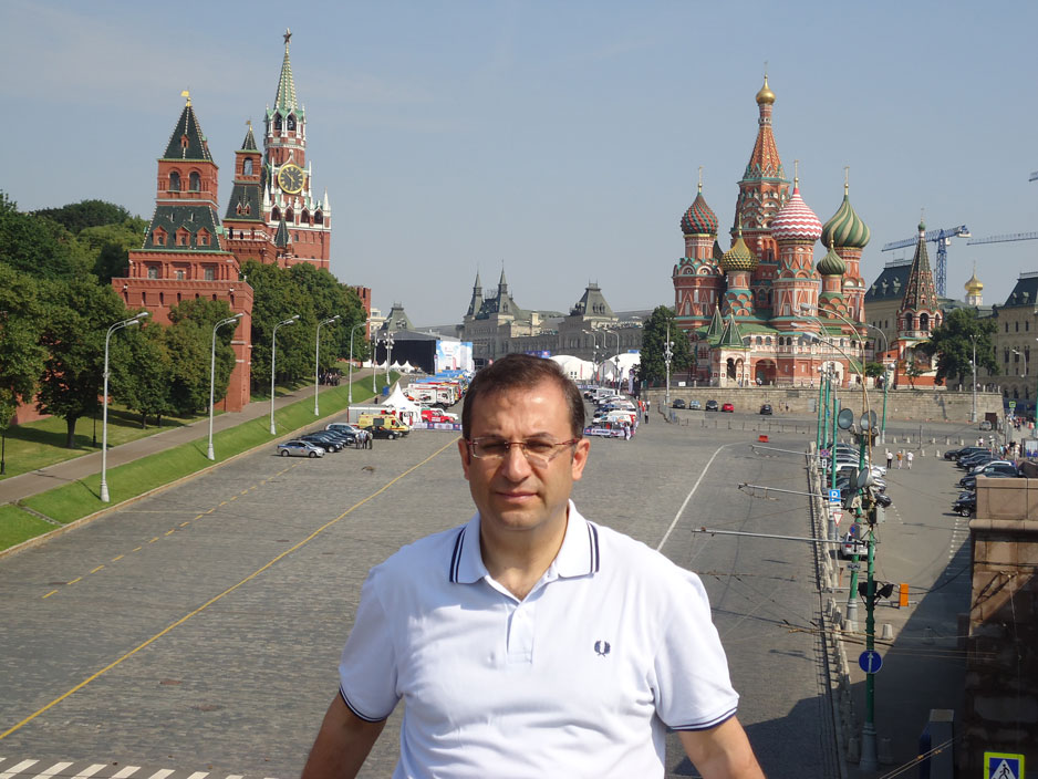 Kremlin Sarayı ve Aziz Basil Katedrali önünde