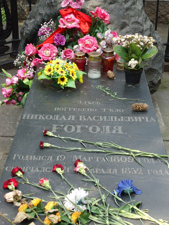 Novodeviçi Mezarlığı'nda Nikolai Gogol'ün mezarı