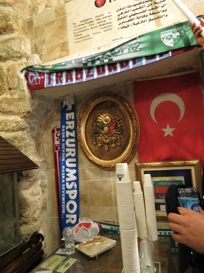 Kadim Kudüs'teki bir dükkanda Türkiye sevgisinin resmi...