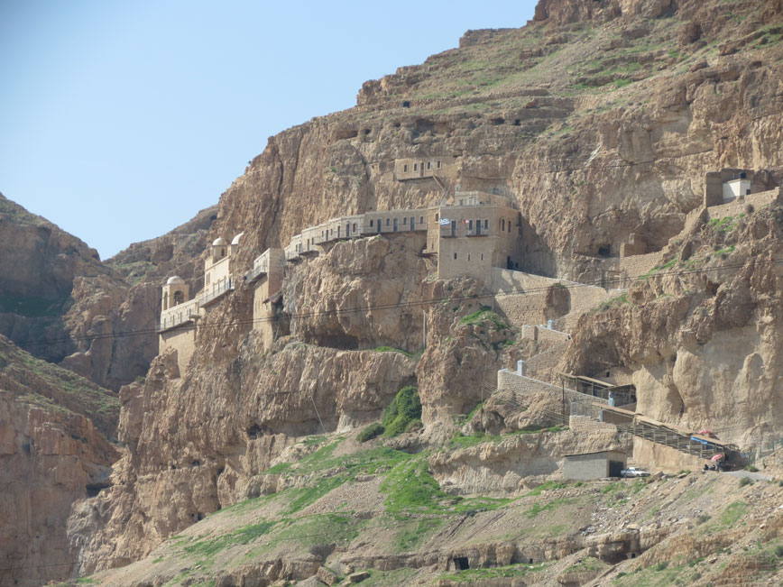 Eriha yakınlarındaki bu bölge Hz. İsa'nın 40 gün şeytanla imtihan edildiği Ayartma Dağı. Resimde bu dağa inşa edilen manastır görülüyor.