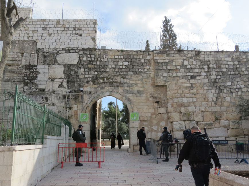 Mescid-i Aksa kapısında İsrail polis kontrolü