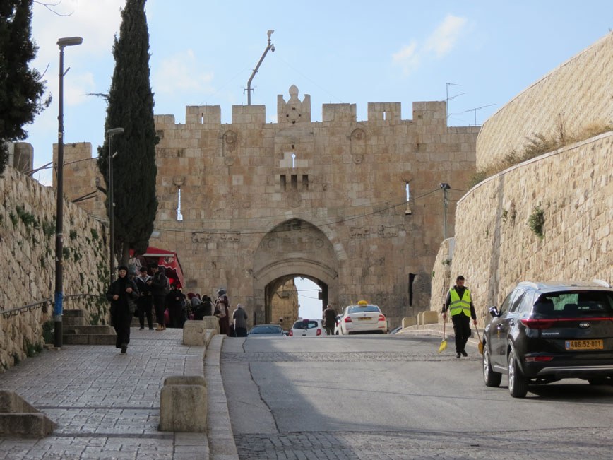 Kadim Kudüs'ün kapılarından Esbat (Kabileler) Kapısı, üzerindeki aslan figürleri dolayısıyla Aslanlı Kapı olarak da biliniyor.