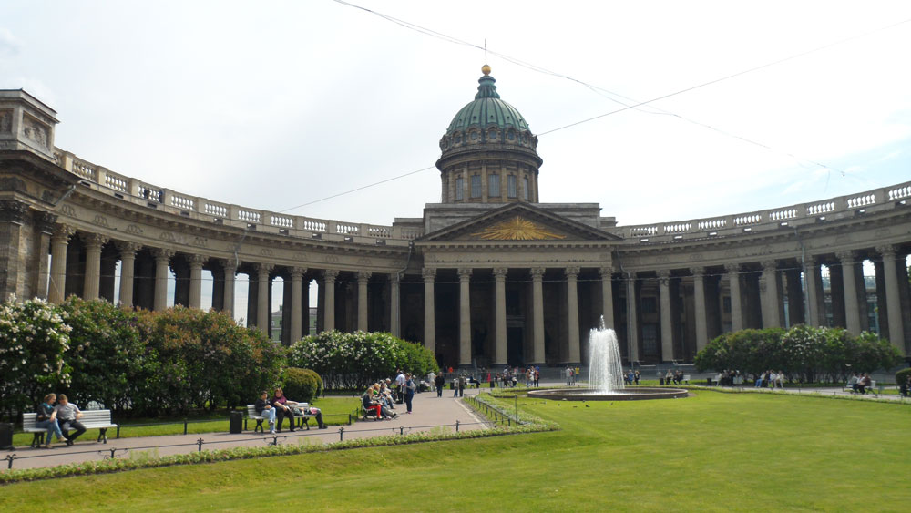 St. Petersburg'un Kazan Katedrali. Aynı adla bir de Moskova'da var