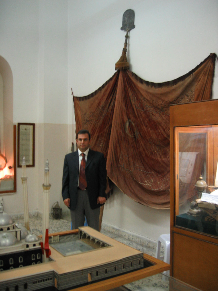 Humus'taki Halid bin Velid Camii'nde muhafaza edilen Osmanlı Sancağı