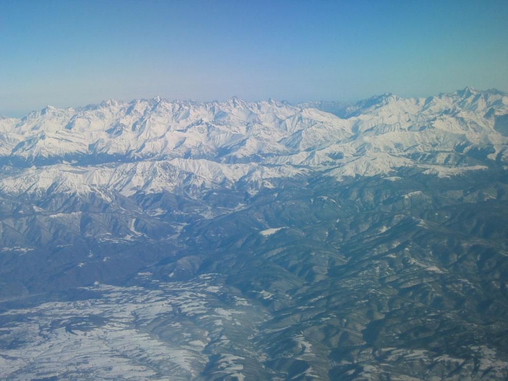 Uçaktan Kafkas Dağları'nın görünümü