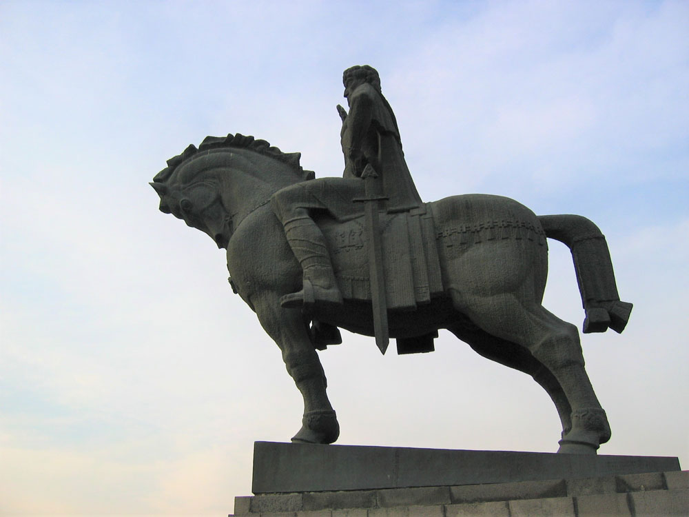 Tiflis'in kurucusu sayılan Kral Vakhtang Gorgasali'nin heykeli