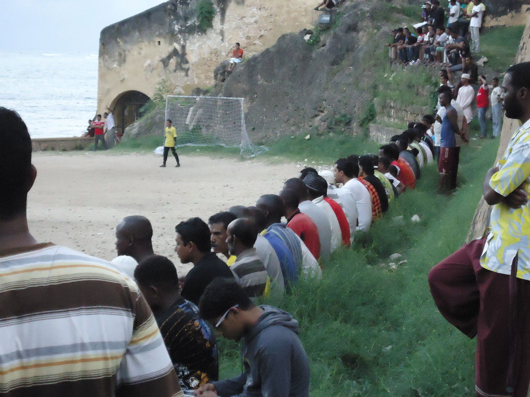 Mombasa'da futbol maçı izleyenler