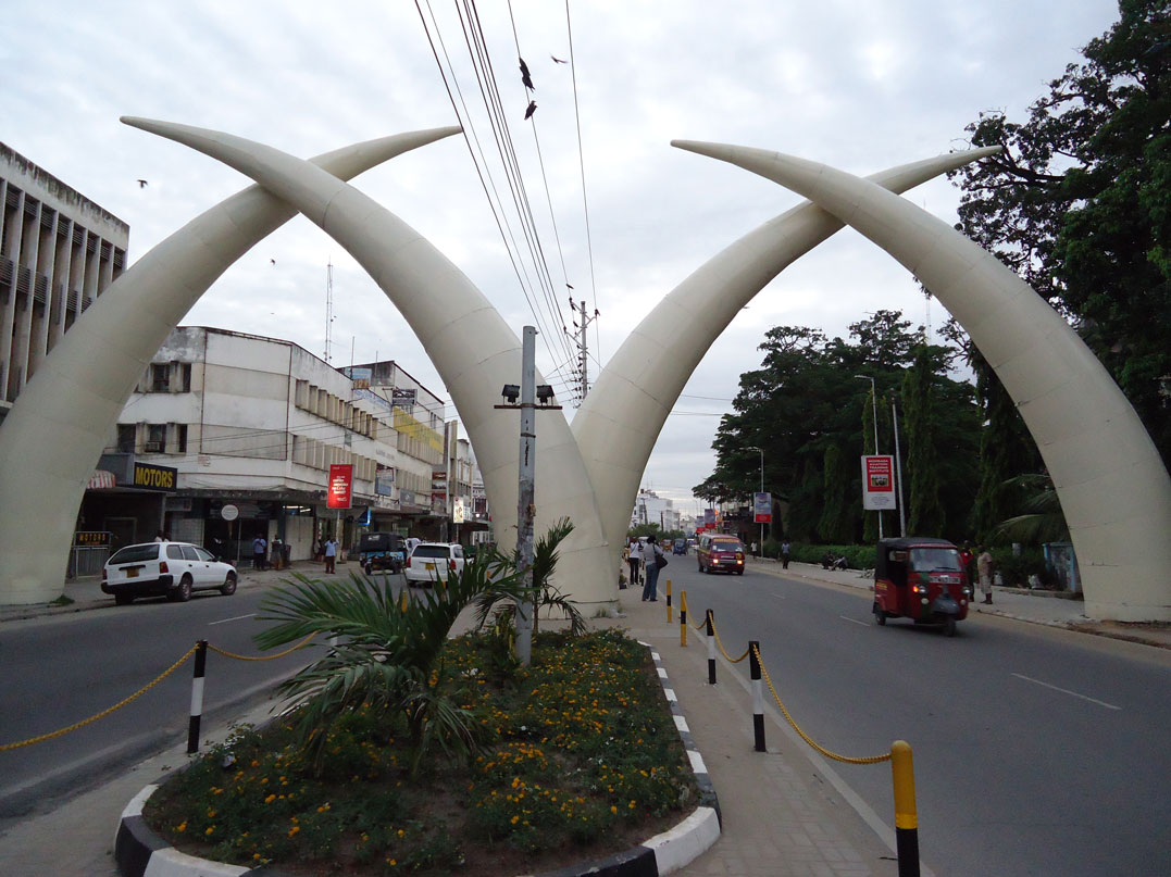 Şehir merkezinde "Mombasa Fildişleri (Mombasa Tusks)" denilen yapı