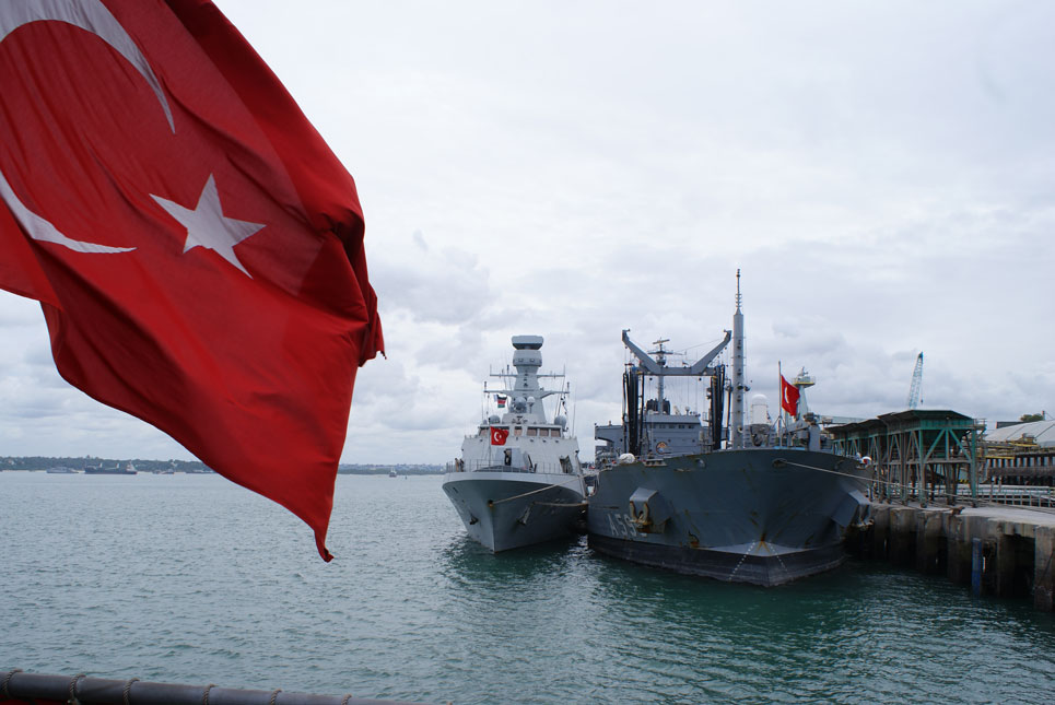 Mombasa Limanı'nda Türk savaş gemileri