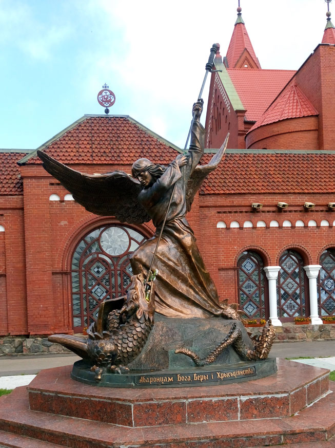 Kızıl Kilise'nin önündeki bu heykel, Melek Mikail'in ejderhayı öldürüşünü temsil ediyor