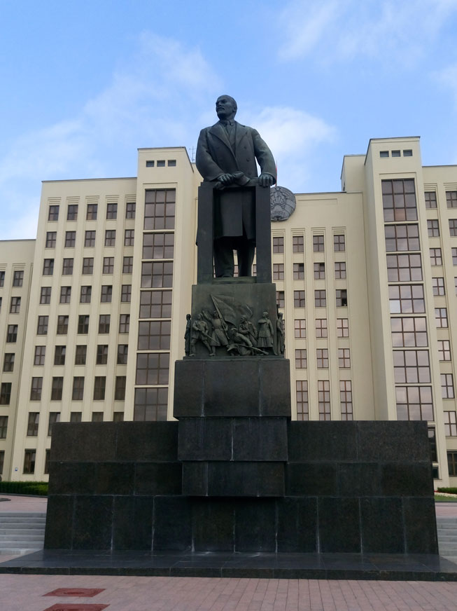 Belarus Parlamentosu önünde Lenin heykeli