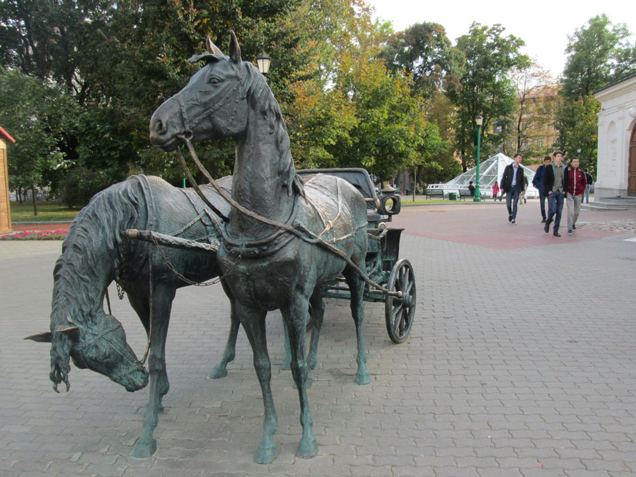 Belediye Binası'nın bitişiğindeki bu heykel, 18. yüzyıl sonlarında Minsk Valisi olan Zakhariy Korneyev'in atları ve arabasını temsilen yapılmış.