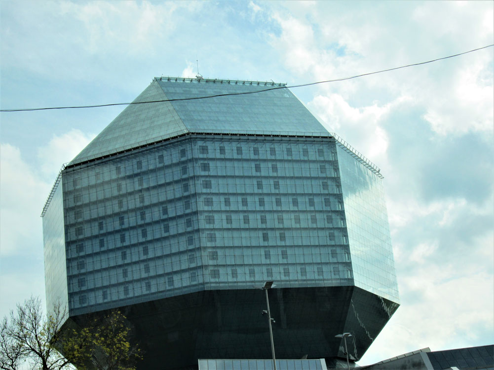 Belarus Milli Kütüphane binası ilginç bir mimariye sahip...