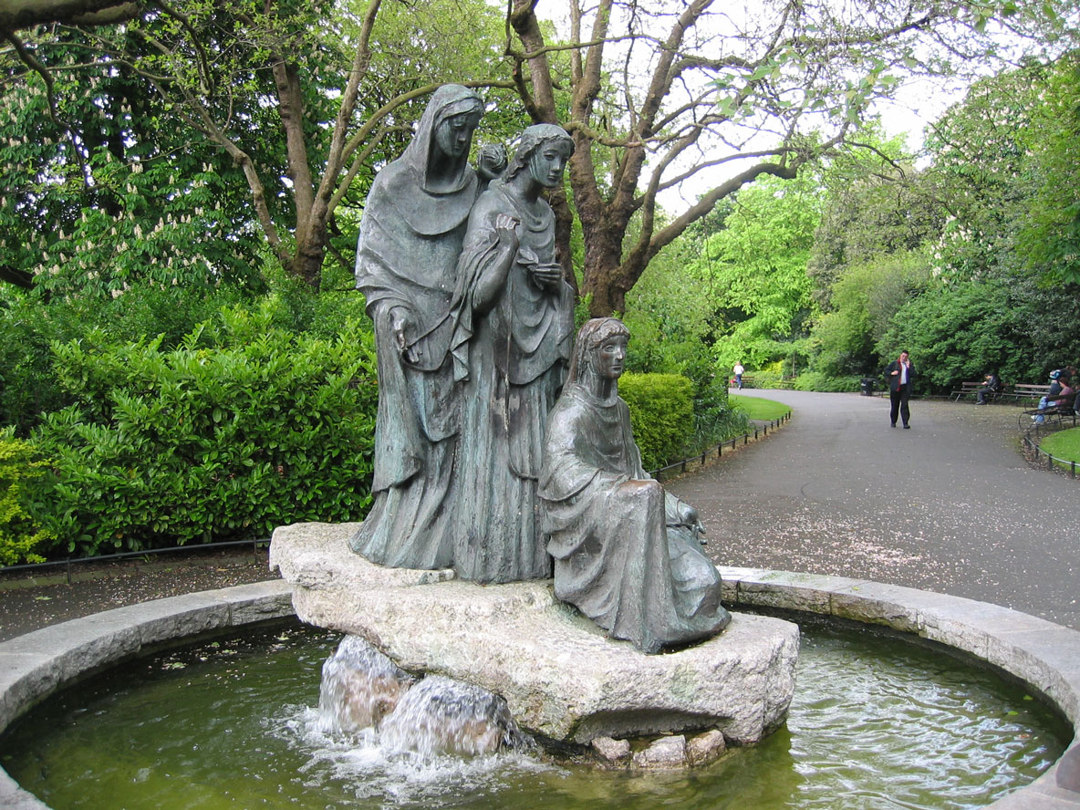 Aziz Stephen Parkı'daki kader tanrıçaları adlı heykel, İrlanda halkının II. Dünya Savaşı sonrasında Alman çocuklarına yardımları anısına 1956'da Almanya tarafından hediye edilmiş.