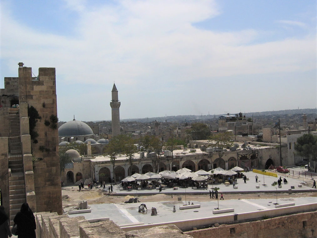 Halep Kalesi'nin karşısında Mimar Sinan'ın eserlerinden biri olan Hüsreviye Camii. İç savaşta maalesef büyük hasar aldı ve minaresi yıkıldı.